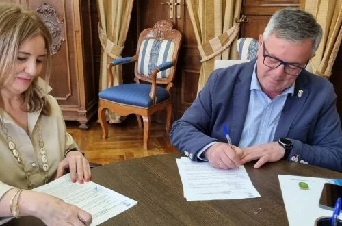 Imagen del momento de la firma